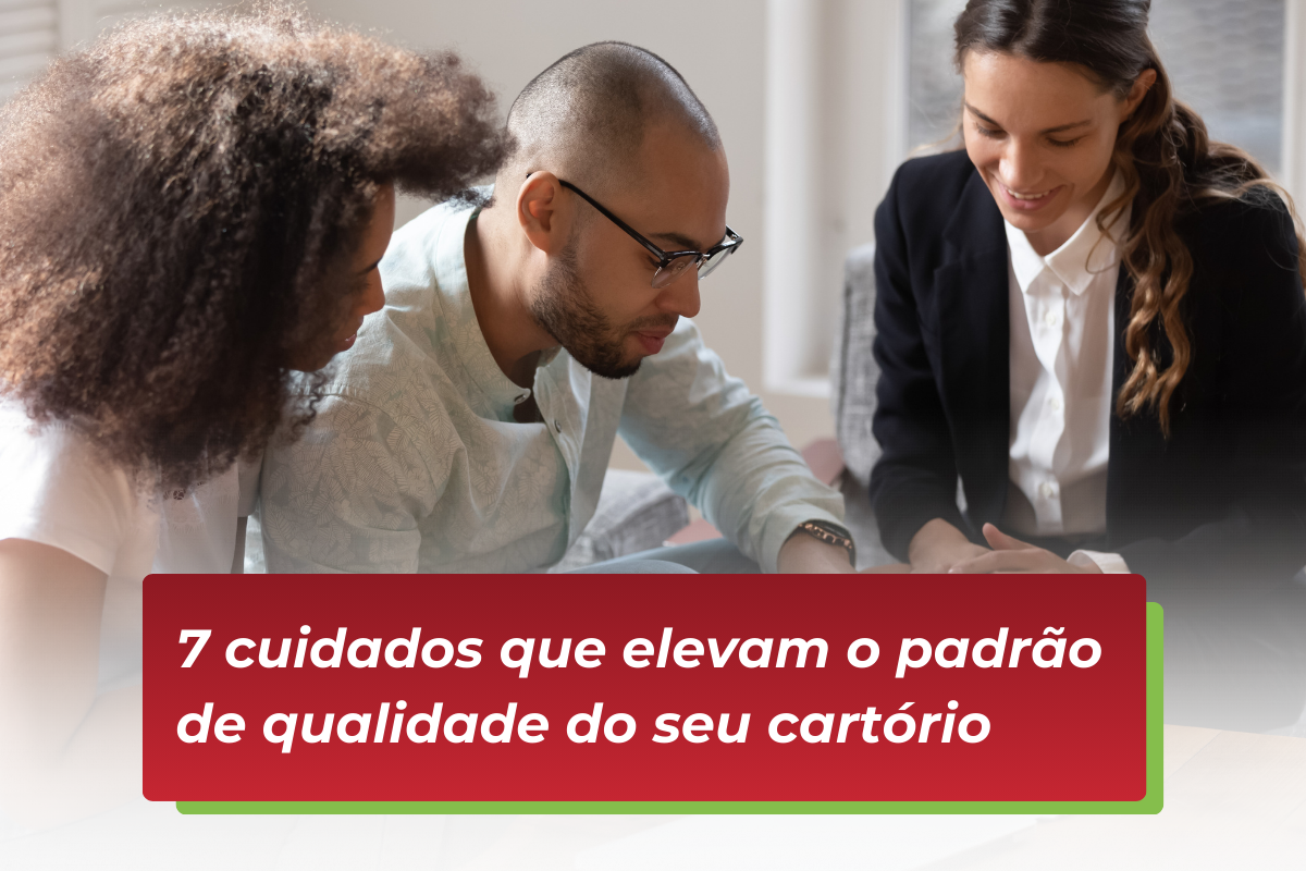 funcionário de um cartório auxiliando um casal com documentação jurídica