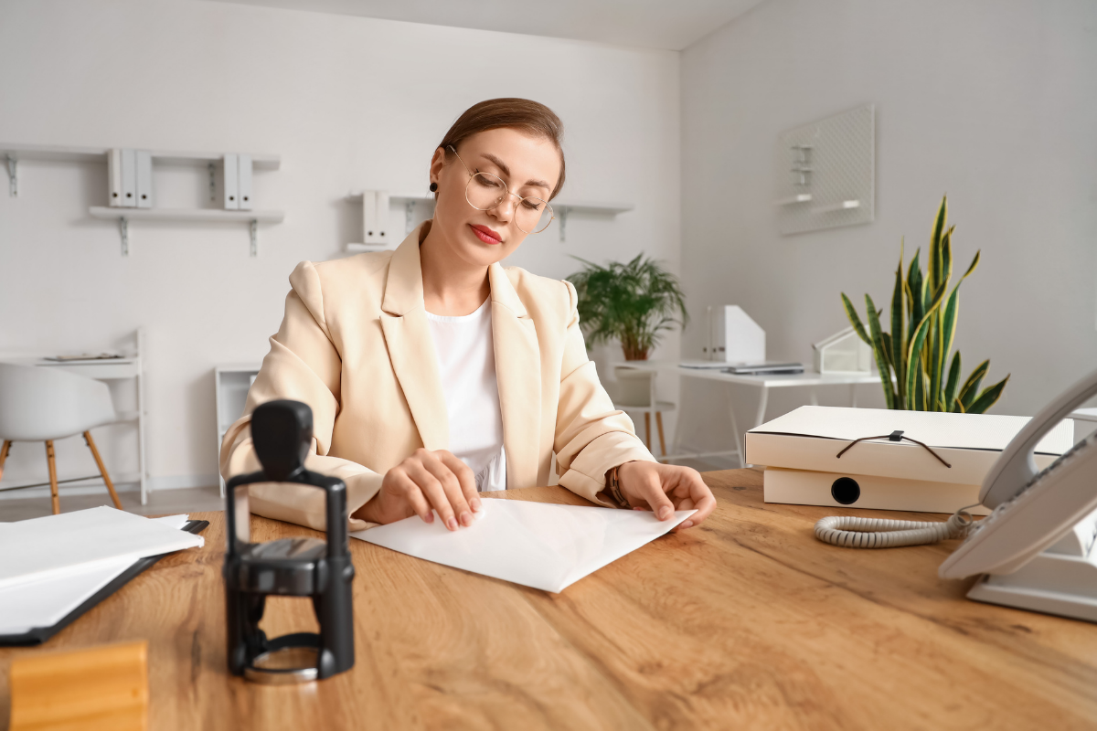 funcionária de cartório executando uma atividade diária